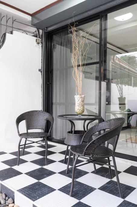 Villa Miq Hk16 - 3br Huai Khwang Mrt With Pool Table Near Jodd Fair Bangkok