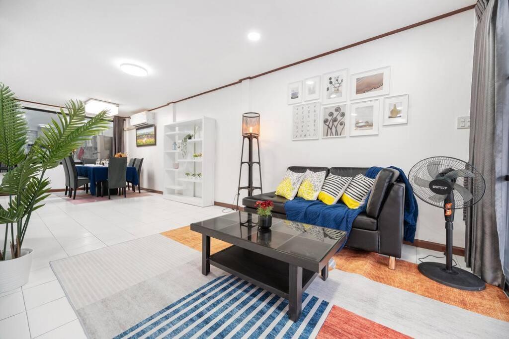 Villa Miq Hk16 - 3br Huai Khwang Mrt With Pool Table Near Jodd Fair