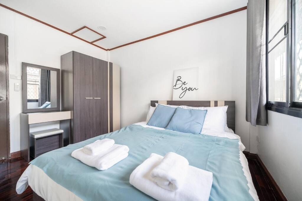 Villa Miq Hk16 - 3br Huai Khwang Mrt With Pool Table Near Jodd Fair Bangkok