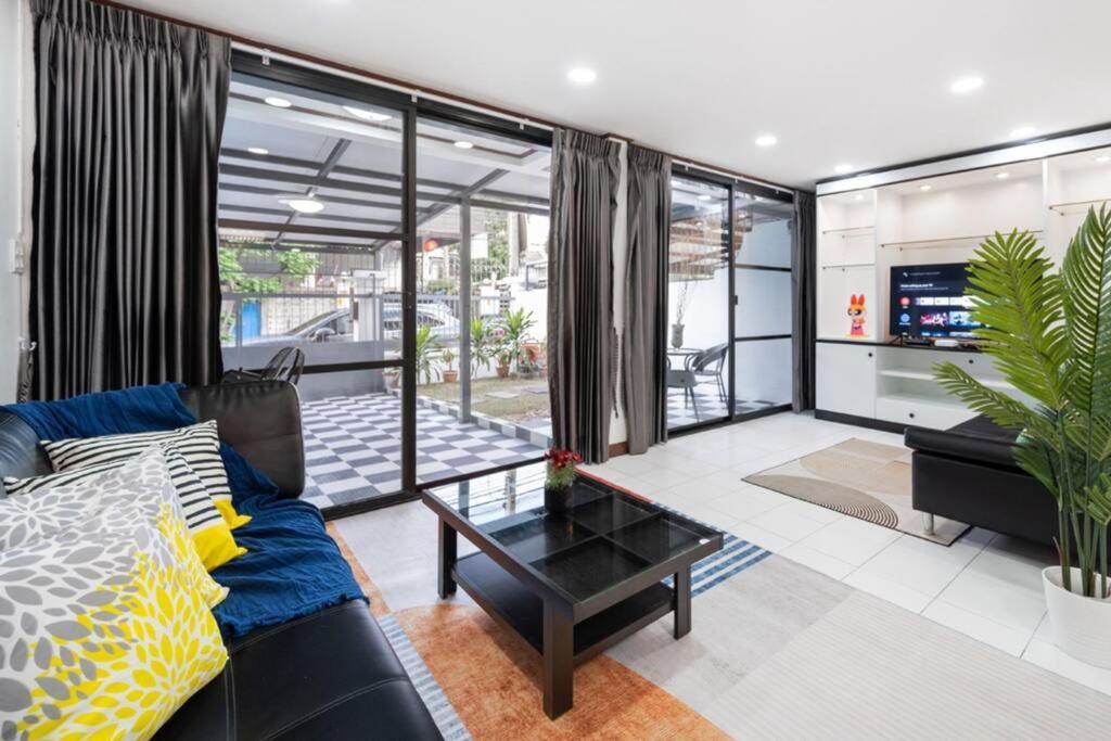Villa Miq Hk16 - 3br Huai Khwang Mrt With Pool Table Near Jodd Fair Bangkok